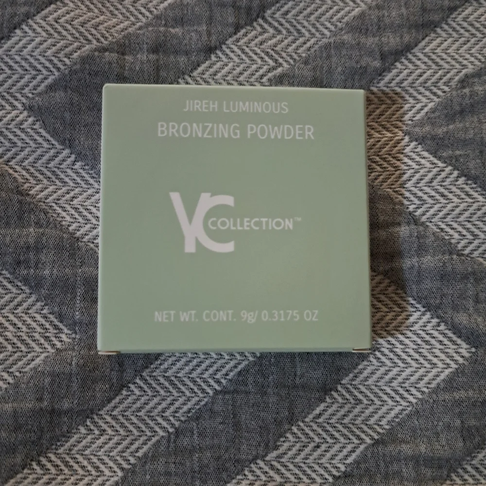 YC Collection Jireh Luminous Bronzing Face Powder in shade Enough